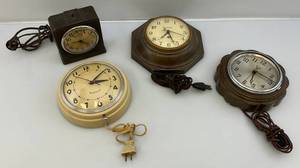 lot 48 image: Misc. Vintage Clocks