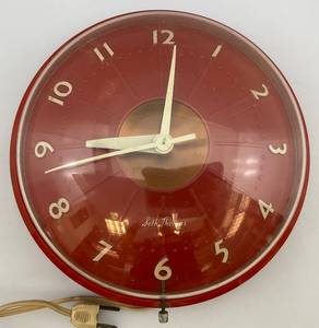 lot 53 image: Vintage Seth Thomas Bubble Face Wall Clock (WORKS)