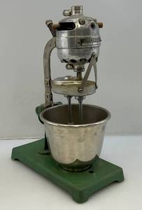 lot 88 image: Vintage MCM Universal Electric Mixabeater (Needs Cord)