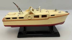lot 176 image: Vintage Unique Boat Transistor Radio (Works Needs Some Tuning)