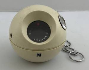 lot 197 image: Vintage White 1970s Panasonic Model - 70 Panapet Transistor Radio (WORKS)