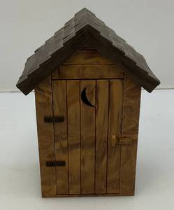 lot 203 image: Vintage Country Music Outhouse Japan Transistor Radio (WORKS)