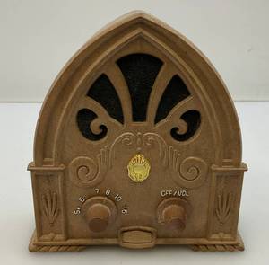lot 204 image: Vintage  Arrow Cathedral  Transistor Radio (WORKS)