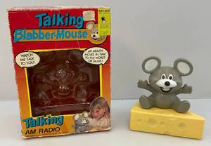 lot 218 image: Vintage Animated Blabber-Mouse AMFM Transistor Radio (WORKS)