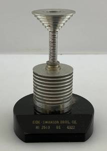 lot 228 image: Vintage 1930s Art Deco Desk Top Postal Scale By Thompson Tool Chrome & Bakelite