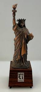 lot 277 image: Vintage Unique Statue Of Liberty Transistor Radio (Works)