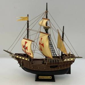 lot 279 image: Vintage Unique Santa Maria Ship Transistor Radio (Works)