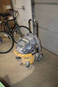 lot 907 image: DeWalt 10-Gallon HEPARRP Dust Extraction Vacuum DWV012
