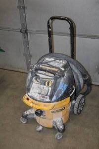 lot 909 image: DeWalt 10-Gallon Dust Extraction Vacuum DWV012