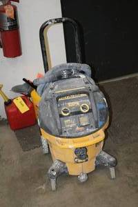 lot 910 image: DeWalt 10-Gallon Dust Extraction Vacuum DWV012