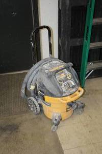 lot 911 image: DeWalt 10-Gallon Dust Extraction Vacuum DWV012