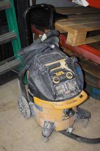 lot 912 image: DeWalt 10-Gallon Dust Extraction Vacuum DWV012