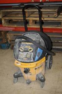 lot 913 image: DeWalt 10-Gallon Dust Extraction Vacuum DWV012