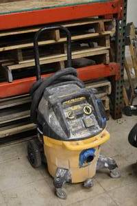 lot 914 image: DeWalt 10-Gallon Dust Extraction Vacuum DWV012