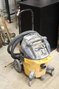 lot 915 image: DeWalt 10-Gallon Dust Extraction Vacuum DWV012