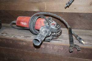 lot 950 image: Hilti 4-12 Angle Grinder AG450-7