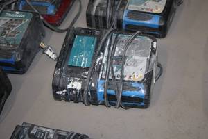 lot 997 image: Makita Li-ion & Ni-MH 7.2-18V Battery Charger DC18RC