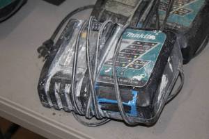 lot 999 image: Makita Li-ion & Ni-MH 7.2-18V Battery Charger DC18RC