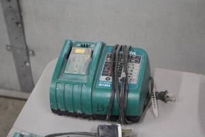 lot 1003 image: Makita Li-ion & Ni-MH 7.2-18V Battery Charger DC18RA