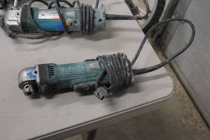 lot 1006 image: Makita 38 Right Angle Drill DA3010F