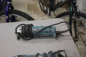 lot 1009 image: Makita 38 Right Angle Drill DA3010F