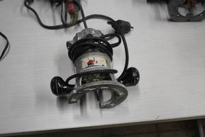 lot 1025 image: Black & Decker Router 2720
