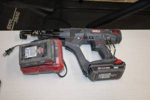 lot 1027 image: Senco 18V Cordless Screwdriver DS312-18V with (2) Batteries, Charger