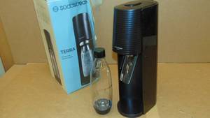 lot 119 image: SodaStream Terra Sparkling Water Maker (Black)  Battery Powered