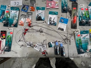 lot 32 image: TABLE FULL BIG JIGS, LEADERS, SWIVELS, & MINE FLUKES
