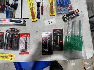 lot 21 image: TABLE FULL OF SCREWDRIVERS, NUT DRIVERS, TORX, ELECTRONIC SCREWDRIVER KITS, & BIT SETS $120