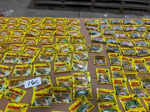 lot 160 image: HUGE TABLE FULL OF NORTHLANDS PLASTICS MIMIC MINOWS, & TICKLETAILS