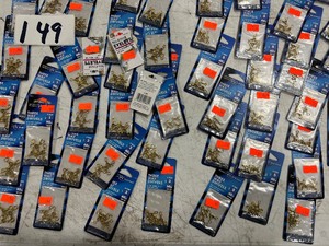 lot 149 image: TABLE FULL OF 3 WAY SWIVELS, SPLIT RINGS, & NO KNOT EYELETS