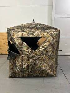 lot 91 image: BASS PRO SHOPS Pursuit Hub Ground Blind- Model PURGB