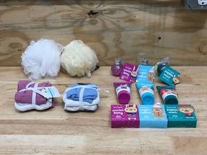 lot 66 image: Lot of Bath Items- (see description for details)