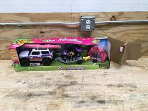 lot 118 image: Bass Pro Shops Her Adventure Play Set