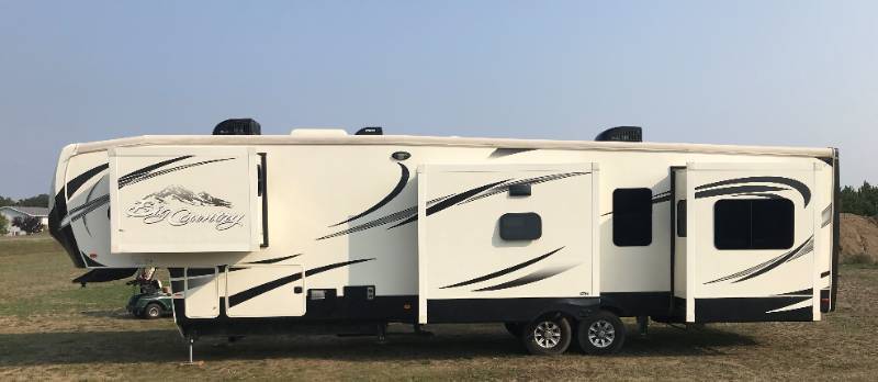lot 1 image: 2016 Heartland Big Country 42 5th-Wheel Camper