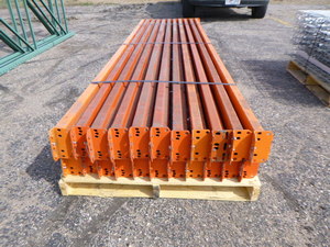 lot 8 image: 22 - 10 Pallet Racking Beams