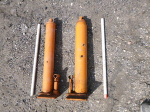 lot 14 image: 2 Hydraulic Jacks
