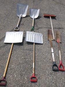 lot 17 image: 7 Shovels