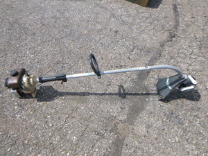 lot 21 image: IDC Weed Trimmer