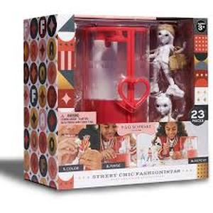 lot 46 image: FAO Schwarz Street Chic Fashionistas Wash-And-Color Design Dolls 23pc