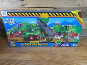 lot 76 image: Members Mark Mega Farm Yard Set 39 Pieces Build & Play Set