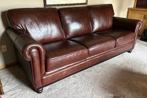 lot 5 image: Beautiful Leather Martha Stewart Collection Sofa  Couch