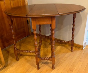 lot 33 image: Vintage Wooden Drop Leaf Accent Table