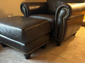 lot 12 image: Divani Chateau dAx Chair with Ottoman