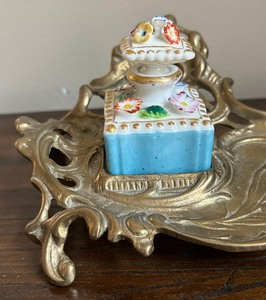 lot 14 image: Vintage Art Nouveau Brass Footed Inkwell