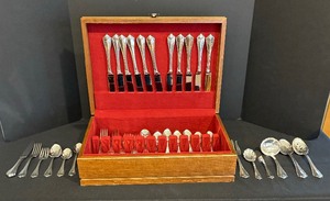 lot 37 image: Fine Oneida Flatware Grouping