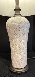 lot 43 image: Decorative White Ceramic Table Lamp