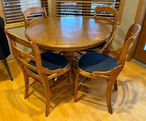 lot 49 image: Beautiful Round Dining Table with 4 Chairs
