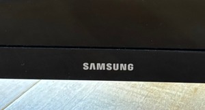 lot 119 image: Samsung 31 TV with Remote